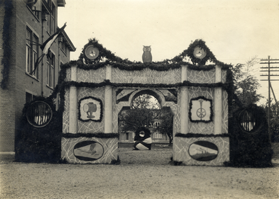 98733 Afbeelding van een erepoort op het terrein van de Kromhoutkazerne (Prins Hendriklaan 89) te Utrecht ter ...